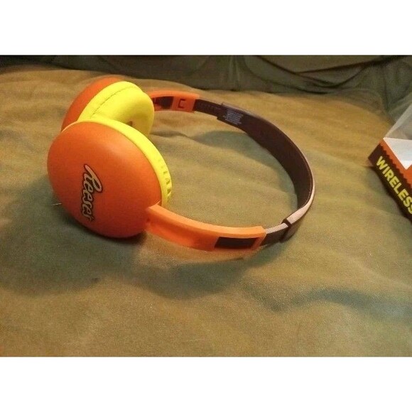 Reese's Wireless headphones - box damaged but not headphones - Picture 4 of 5